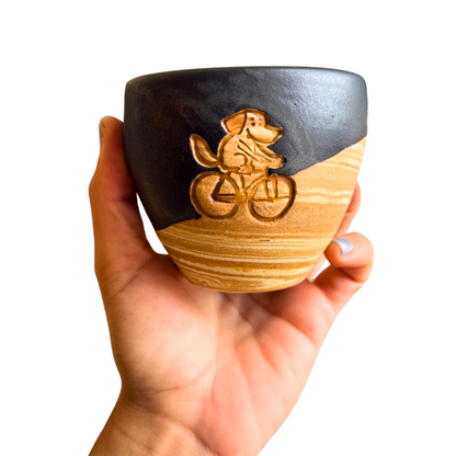 TAZA ARTESANAL MANADA MORTAL - PERRITO NEGRA MATE SIN ASA